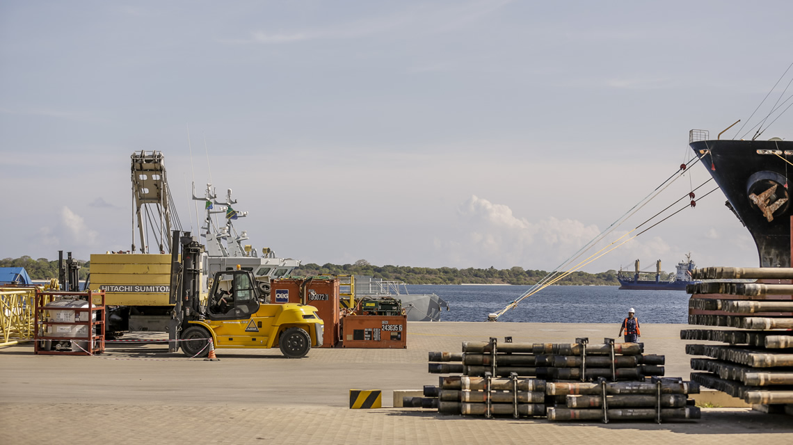 Specialty Cargo - Lifting Forklift - Alistair Group